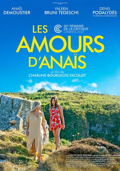 Filmplakat von Der Sommer mit Anais. 2 Frauen in Kleidern laufen bei Sonnenschein durch eine bergige Landschaft.