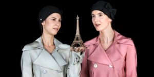 Marit Beyer und Olivia Trummer stehen nebeneinander. Eine hält einen Eiffelturm in der Hand.