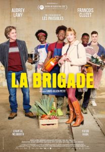 französisches Filmplakat Die Küchenbrigade. La Brigade. 4 jüngere Menschen und zwei ältere Menschen (Mann und Frau) stehen mit Kochutensilien rum.
