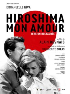 Filmplakat Hiroshima mon amour. Weiß mit einem großen roten Punkt. Mann und Frau stehen aneinander geschmiegt in schwarz weiß.