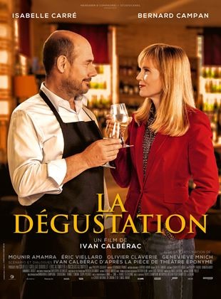 Französisches Filmplakat Weinprobe für Anfänger. "La dégustation". Jacques (links) und Hortense (rechts) schauen sich in die Augen und stoßen mit einem Glas Wein an.