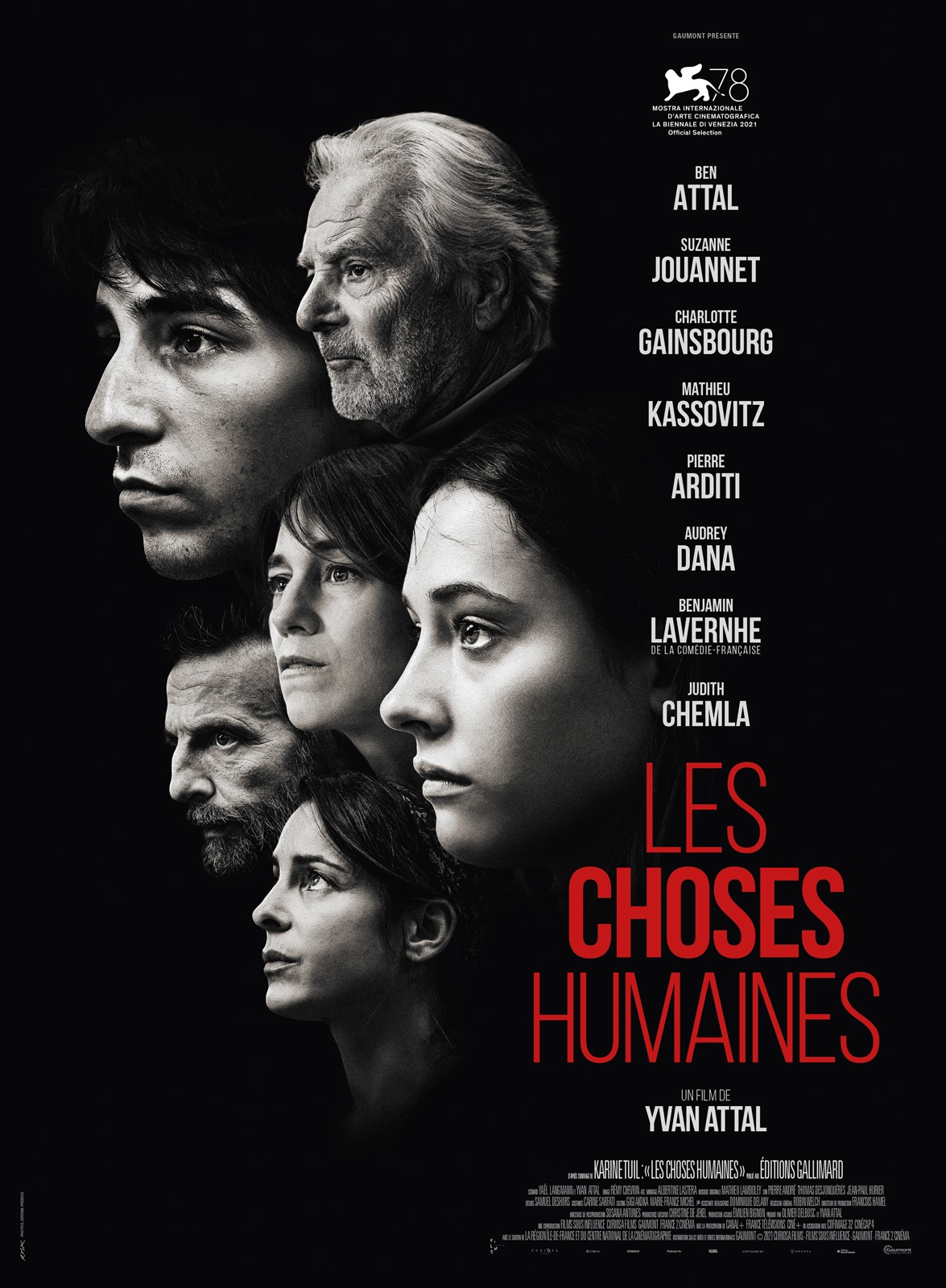 Bild vom französischen Filmplakat:Les choses humaines. 6 Gesichter gucken nach link in schwarz-weiß. Unten rechts steht der Filmtitel in roter Schrift.