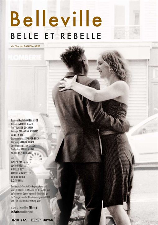 Filmplakat Belleville. Belle et rebelle. Ein paar tanzt vor einem Café.