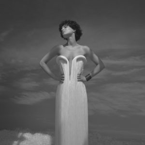 Barbara Pravi in einem weißen Kleid