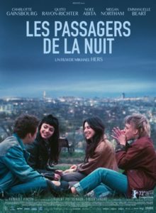 Bildbeschreibung: Französisches Filmplakat "Les Passagiers de la nuit". Vier Freunde sitzen auf einer Wiese und lachen. Im Hintergrund ist eine Stadt zu sehen.