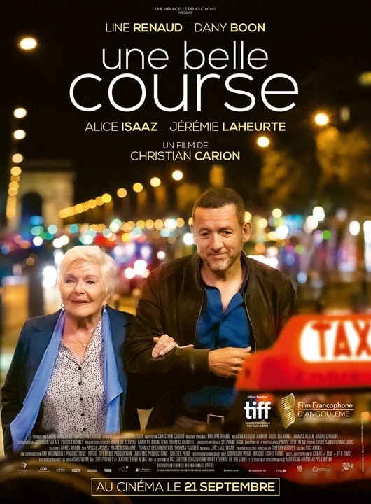 Bildbeschreibung: Französisches Filmplakat "Une belle course". Eine ältere Dame eingehakt bei einem mittelalten Herren, gehen auf ein Taxi zu.