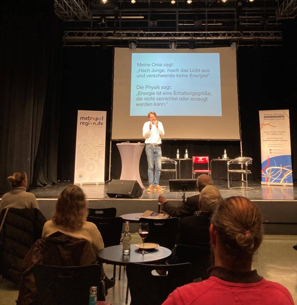 Bildbeschreibung: Energie-Talk in Braunschweig: Publikum und Bühne mit dem Auftritt von Martin Buchholz.
