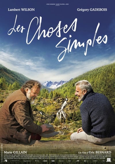 Bildbeschreibung: Filmplakat "Les choses simples". Zwei ältere Herren sitzen auf einem Stamm mit dem Rücken zum Betrachter gekehrt. Die Aussicht zeigt ein Tal mit einem Bach und Bergen im Hintergrund.