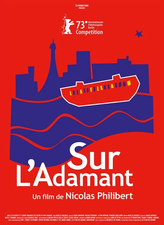 Bildbeschreibung: Französisches Filmplakat "Sur L'Adamant". Abstrakte rot-blaue Darstellung der Skyline von Paris und eines Schiffs davor.