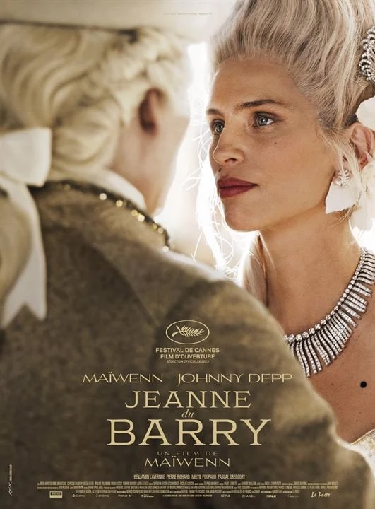Bildbeschreibung: Filmplakat "Jeanne du Barry". Der König und Jeanne du Barry stehen sich einander gegenüber und schauen sich an. Das Plakat zeigt das Gesicht von Jeanne du Barry.