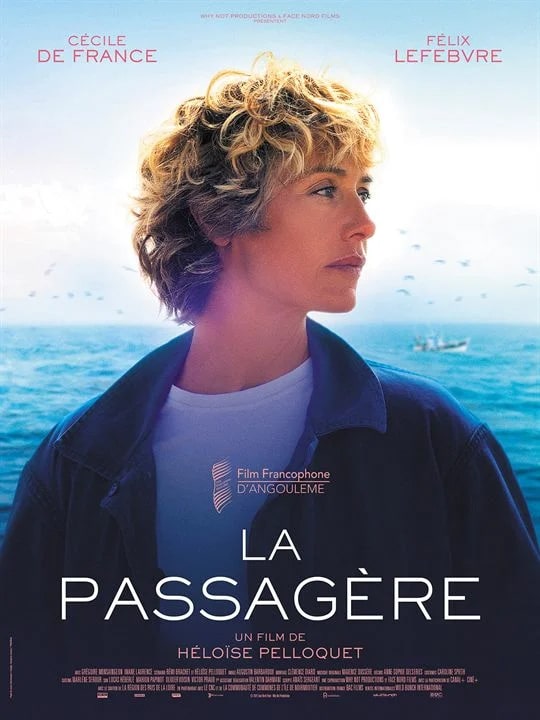 Bildbeschreibung: Das Filmplakat "La Passagère" zeigt ein Portrait der Hauptdarstellerin, die nach rechts guckt. Im Hintergrund ist das Meer zu sehen.