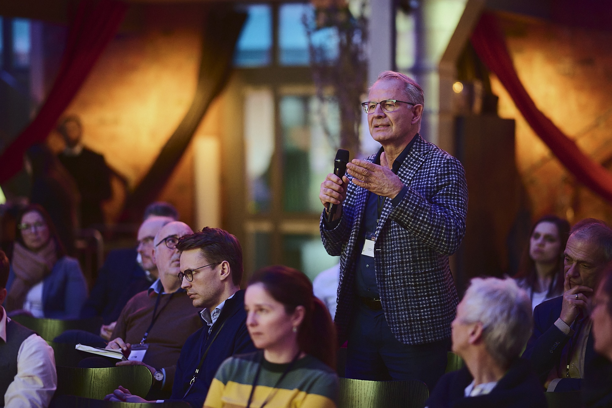 Publikumsfragen kamen während der Podiumsdiskussion ebenfalls zur Sprache (Foto: Marco Bühl)