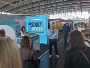 Standrundgang des Netzwerks Innenstadt auf der Real Estate Arena 2024 (Foto: Jennifer Bullert)