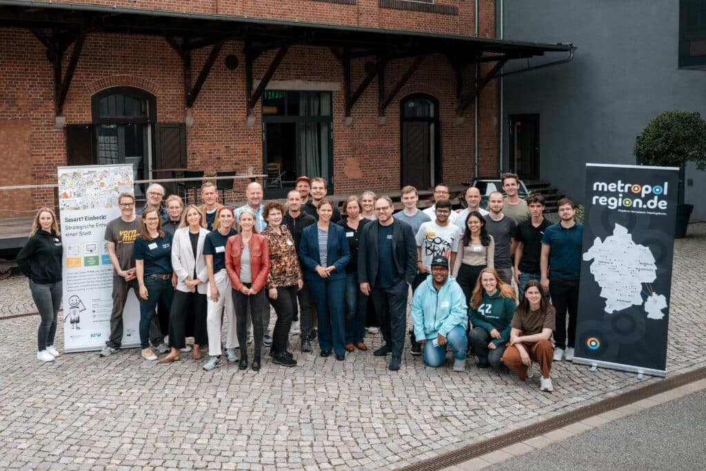 Alle Teilnehmenden, Mitwirkenden und Organisator*innen des Promptathons (Foto: Spieker Fotografie)
