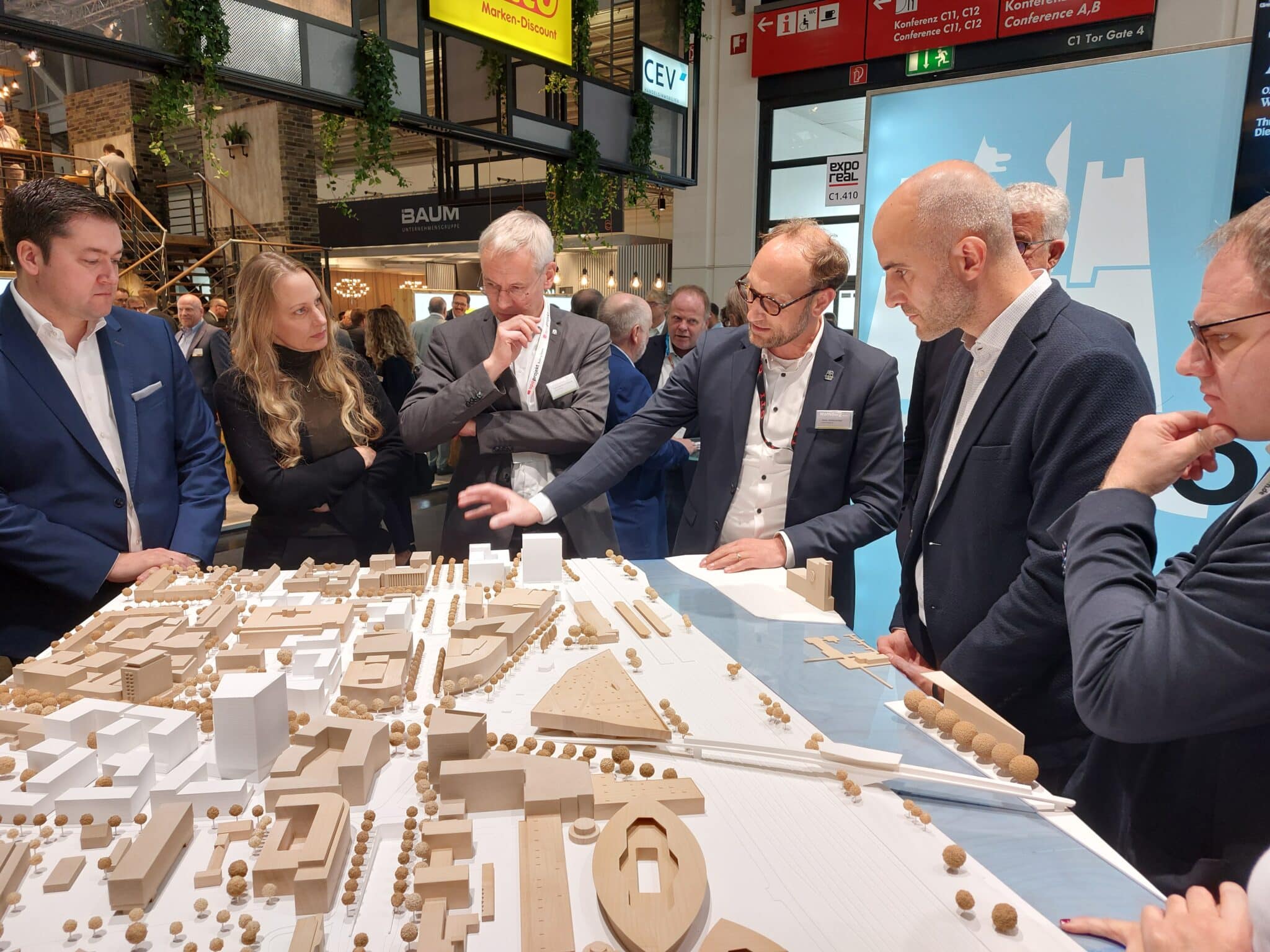 Gemeinsamer Standrundgang mit dem Land Niedersachsen: Wolfsburg präsentiert seine Immobilienprojekte (Foto: Jennifer Bullert)