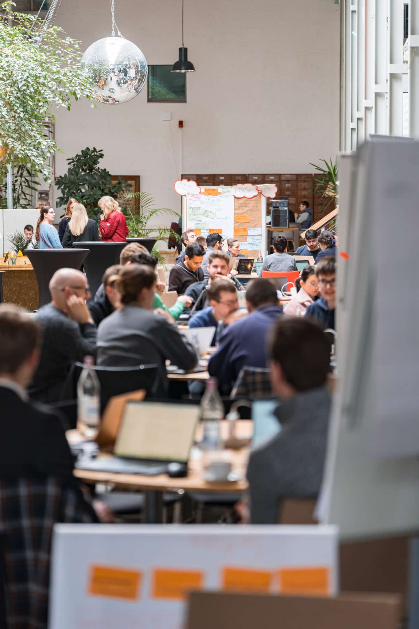 Konzentriertes Arbeiten in interdisziplinären Teams (Foto: Carisma Medien/ Nico Müller)
