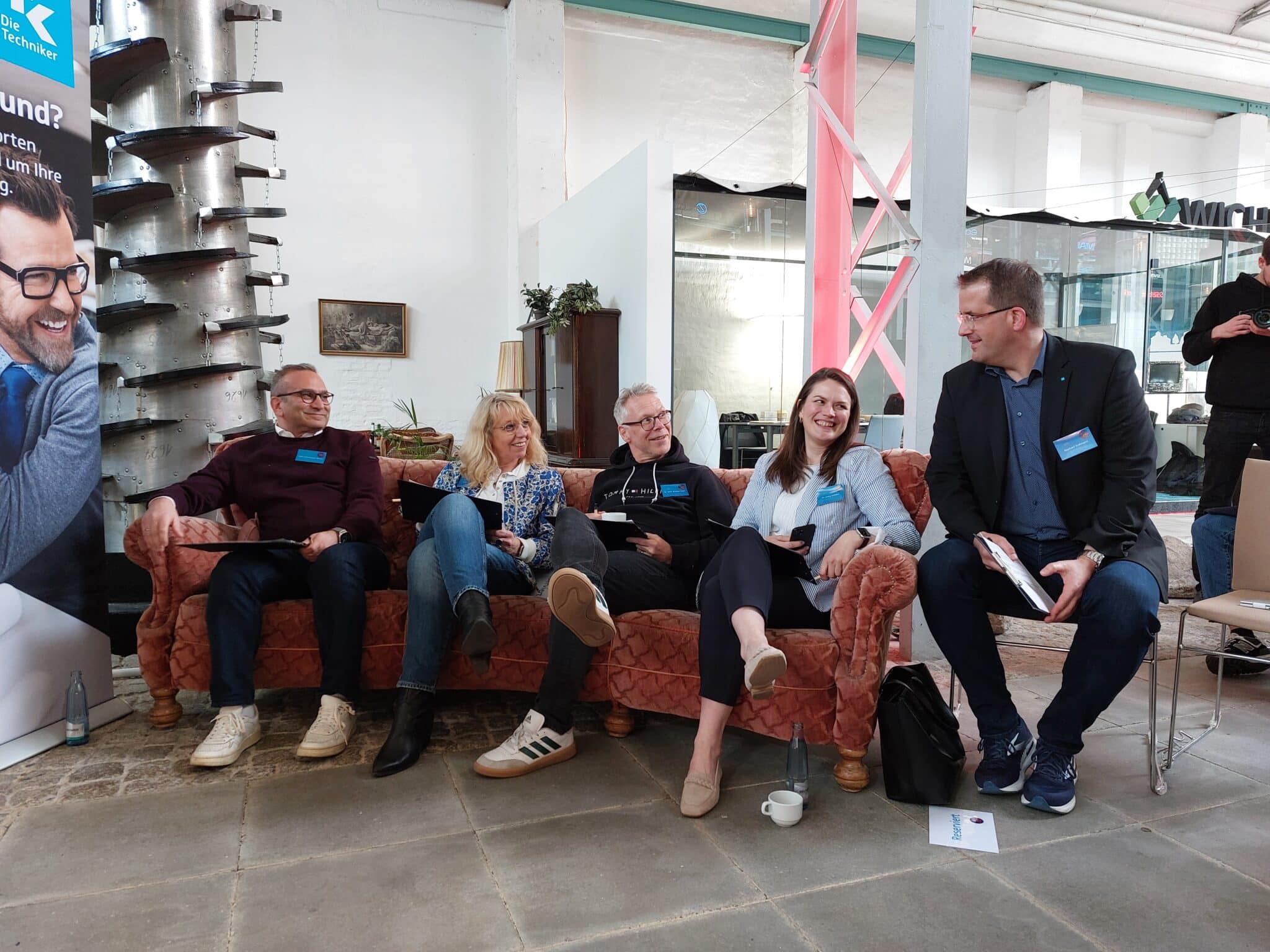 Vor der Ergebnispräsentation tauscht sich die Jury über den HealthHack 2025 aus (Foto: Jennifer Bullert)