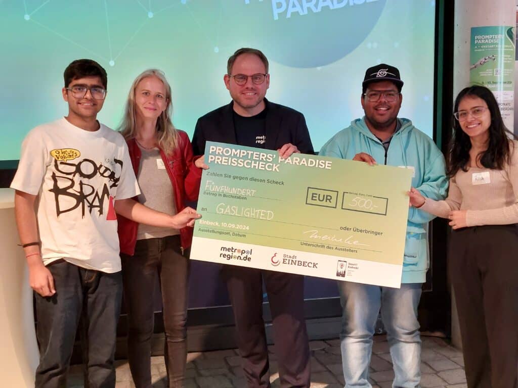Das zweitplatzierte Team beim Promptathon in Einbeck erhält den Siegercheck von Metropolregions-Geschäftsführer Christoph Meineke (Mitte) (Foto: Jennifer Bullert)