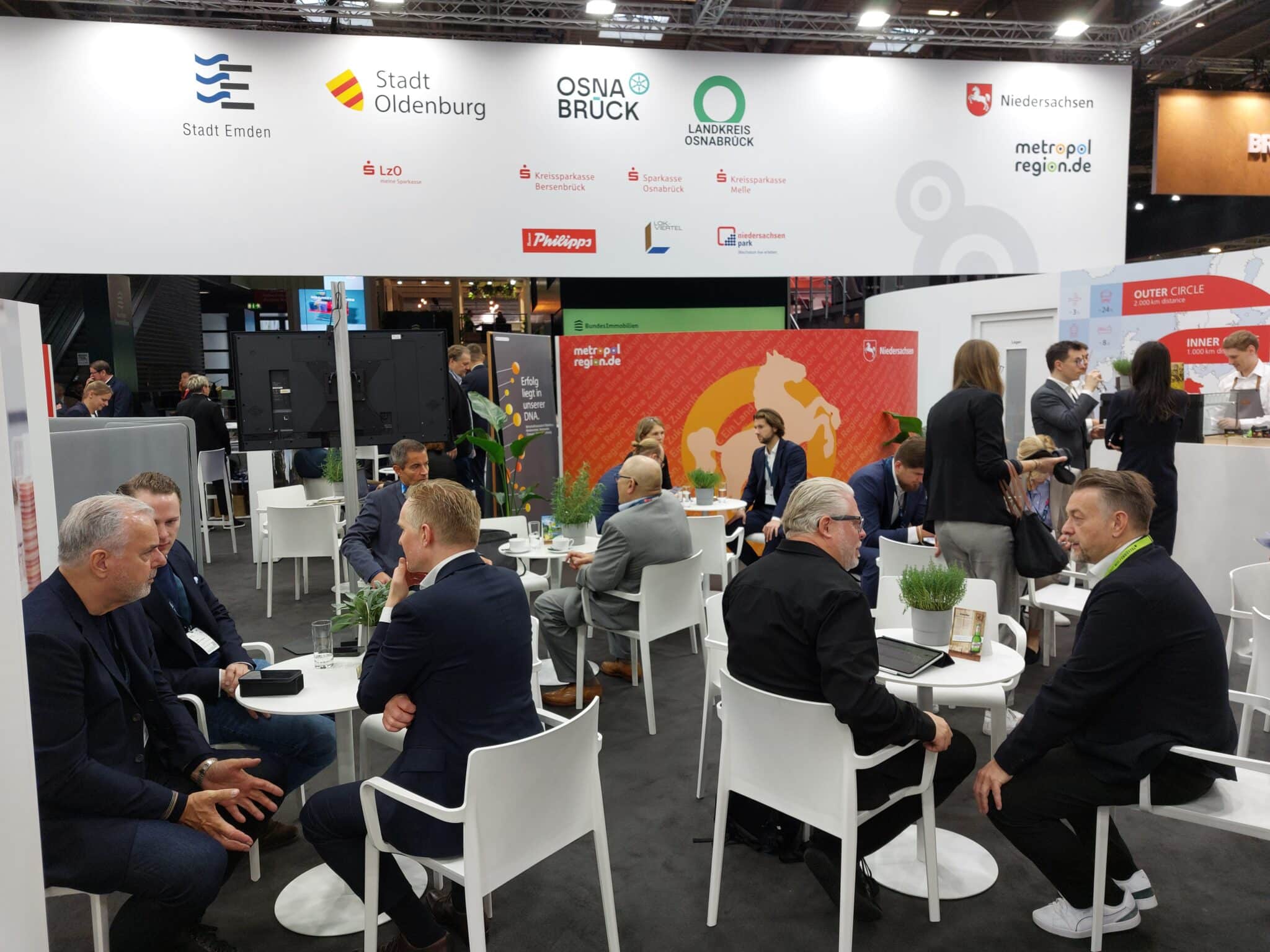 Intensive Gespräche am Gemeinschaftsstand mit dem Land Niedersachsen auf der Expo real 2025 (Foto: Jennifer Bullert)