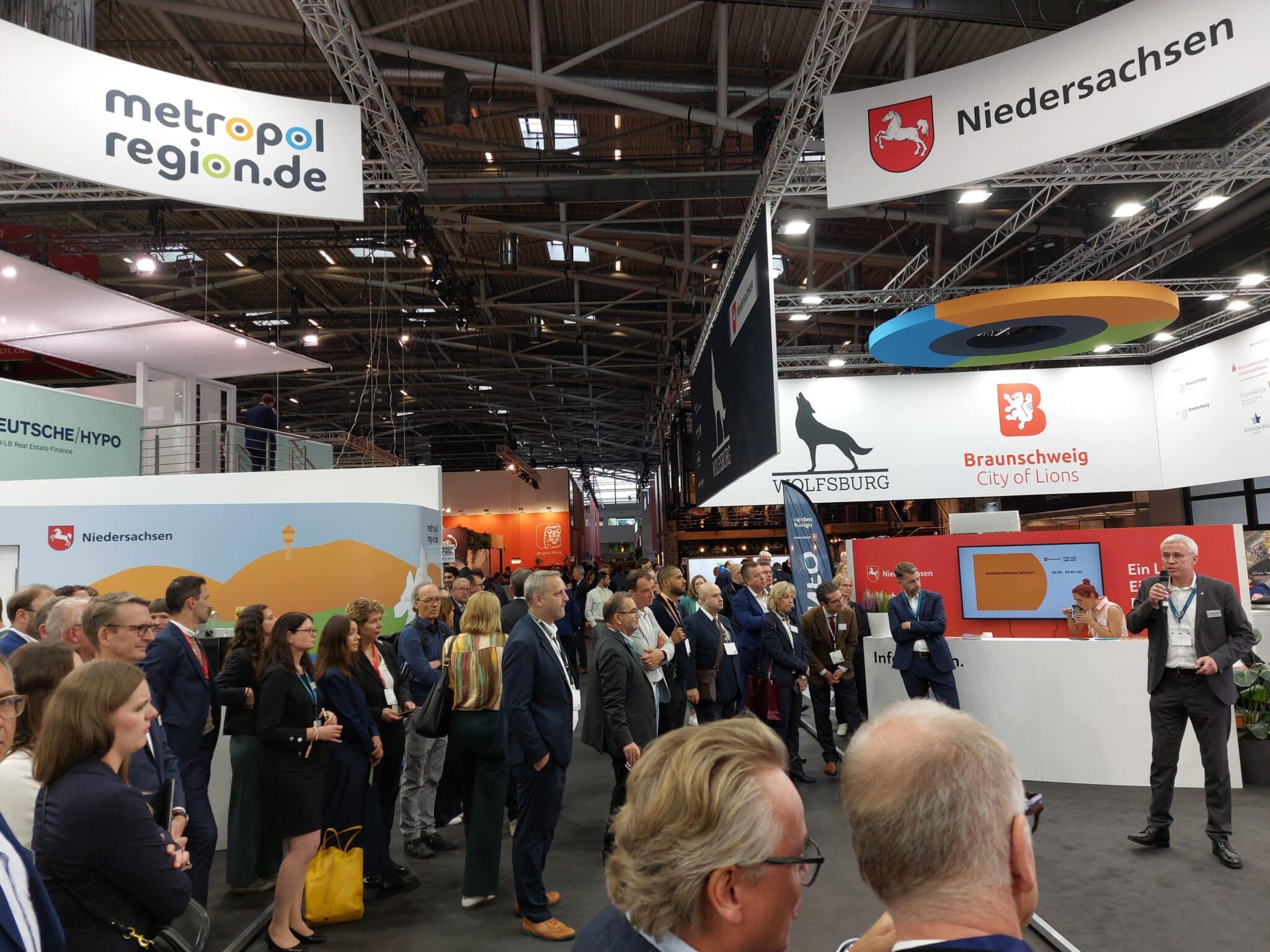 Gut besucht: Die zahlreichen Vorträge auf der Flexibühne (Foto: Jennifer Bullert)