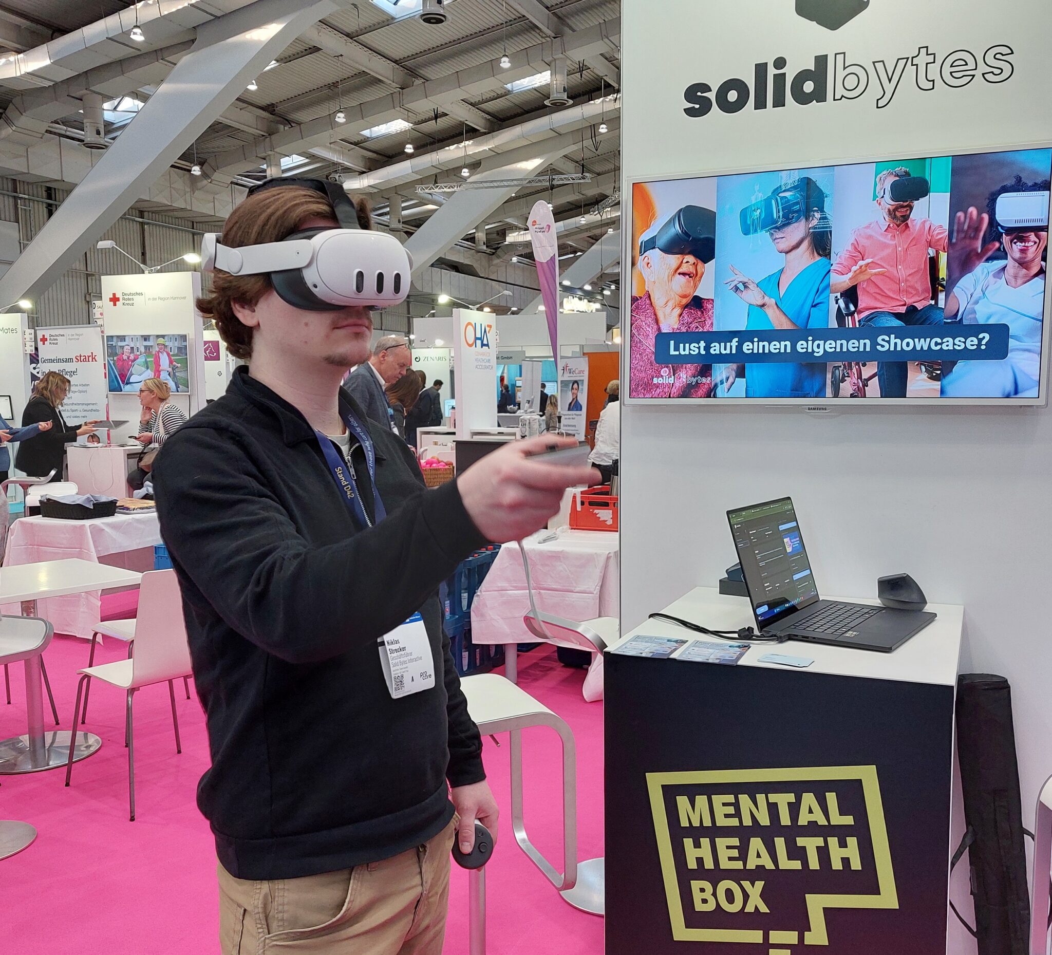 Nicklas Strecker von Solid Bytes Interactive war gleich in zweifacher Funktion auf der Pro Care - 2025 gewann er mit seinem Team Mental Health Box den HealthHack (Foto: Jennifer Bullert)