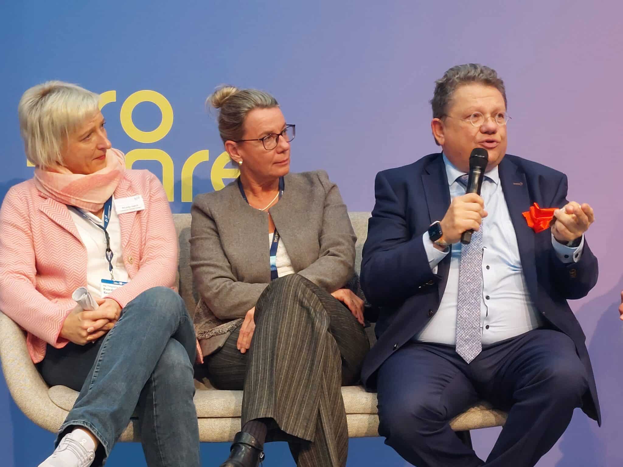 Ricarda Hasch (bpa), Doris Petersen (hannoverimpuls) und Minister Dr. Andreas Philippi beim UVN-Paneltalk auf der Spotlight-Bühne der Pro Care (Foto: Jennifer Bullert)