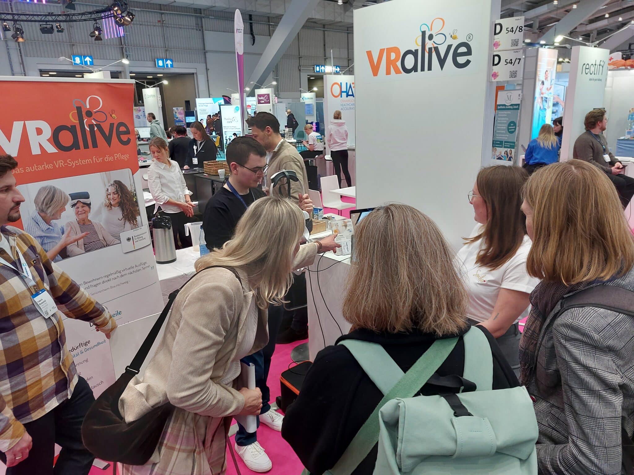 Das Startup VRalive stellte seine Software für einen aktiveren Alltag Pflegebedürftiger vor (Foto: Jennifer Bullert)