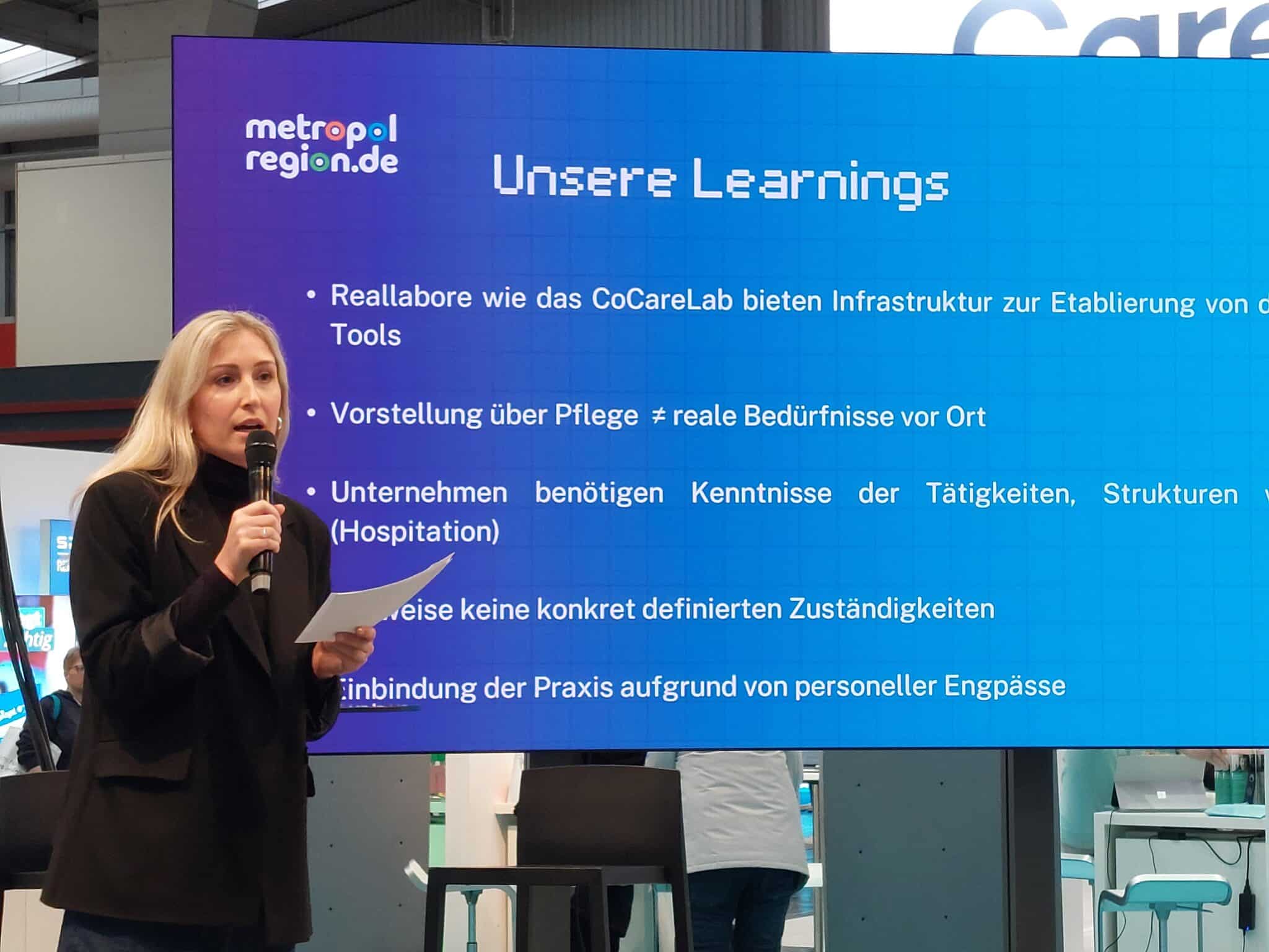 Lina Brandt informiert auf der InnoStage über das CoCareLab (Foto: Jennifer Bullert)