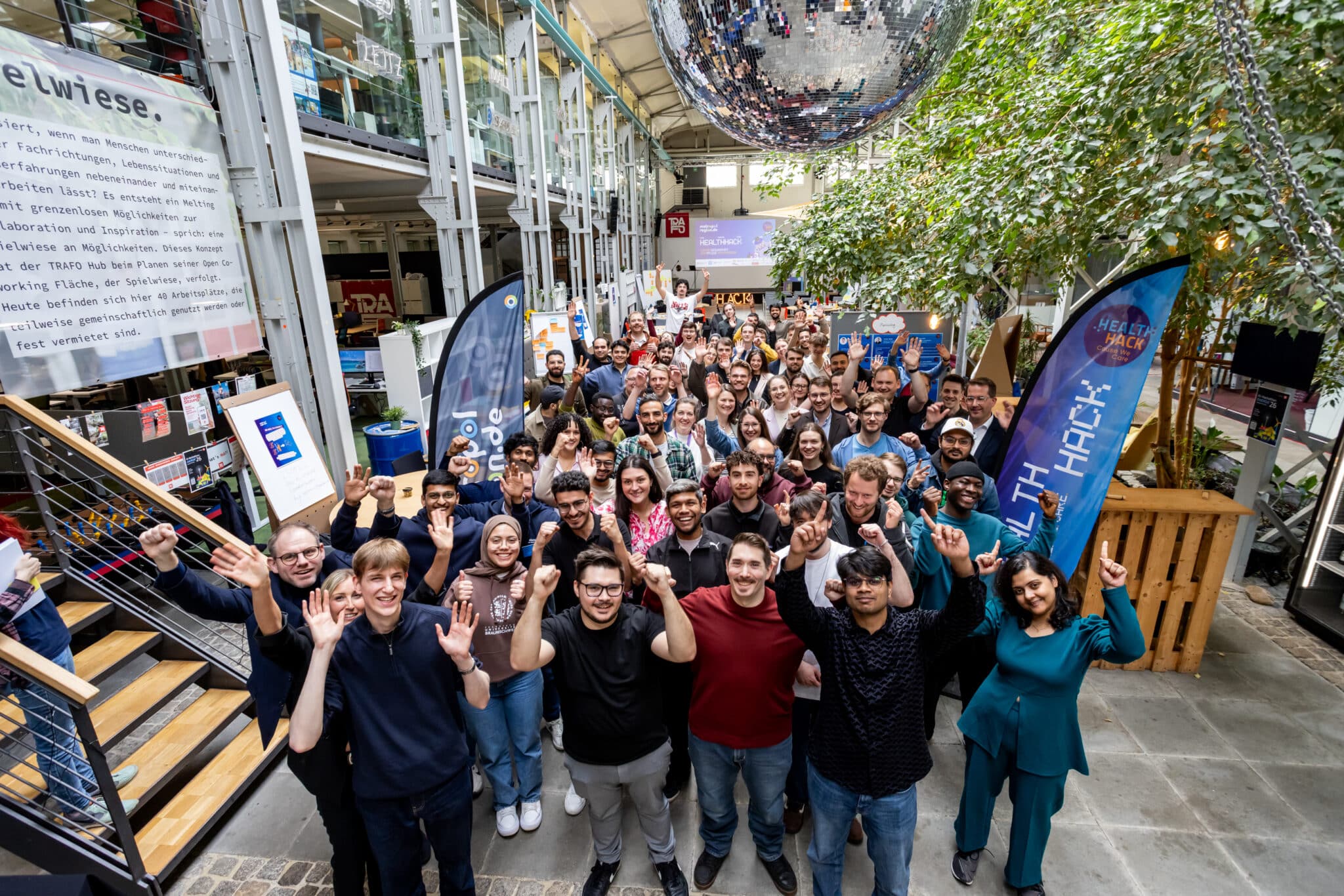 HealthHack 2026 - Wo Innovationen für Gesundheit und Pflege entstehen: Rund 60 Teilnehmende haben mit Unterstützung von Mentor*innen zwei Tage lang im TRAFO Hub Braunschweig gecodet und Lösungen für echte Bedarfe im Gesundheits- und Pflegesystem kreiert. (Foto: Philipp Ziebart)