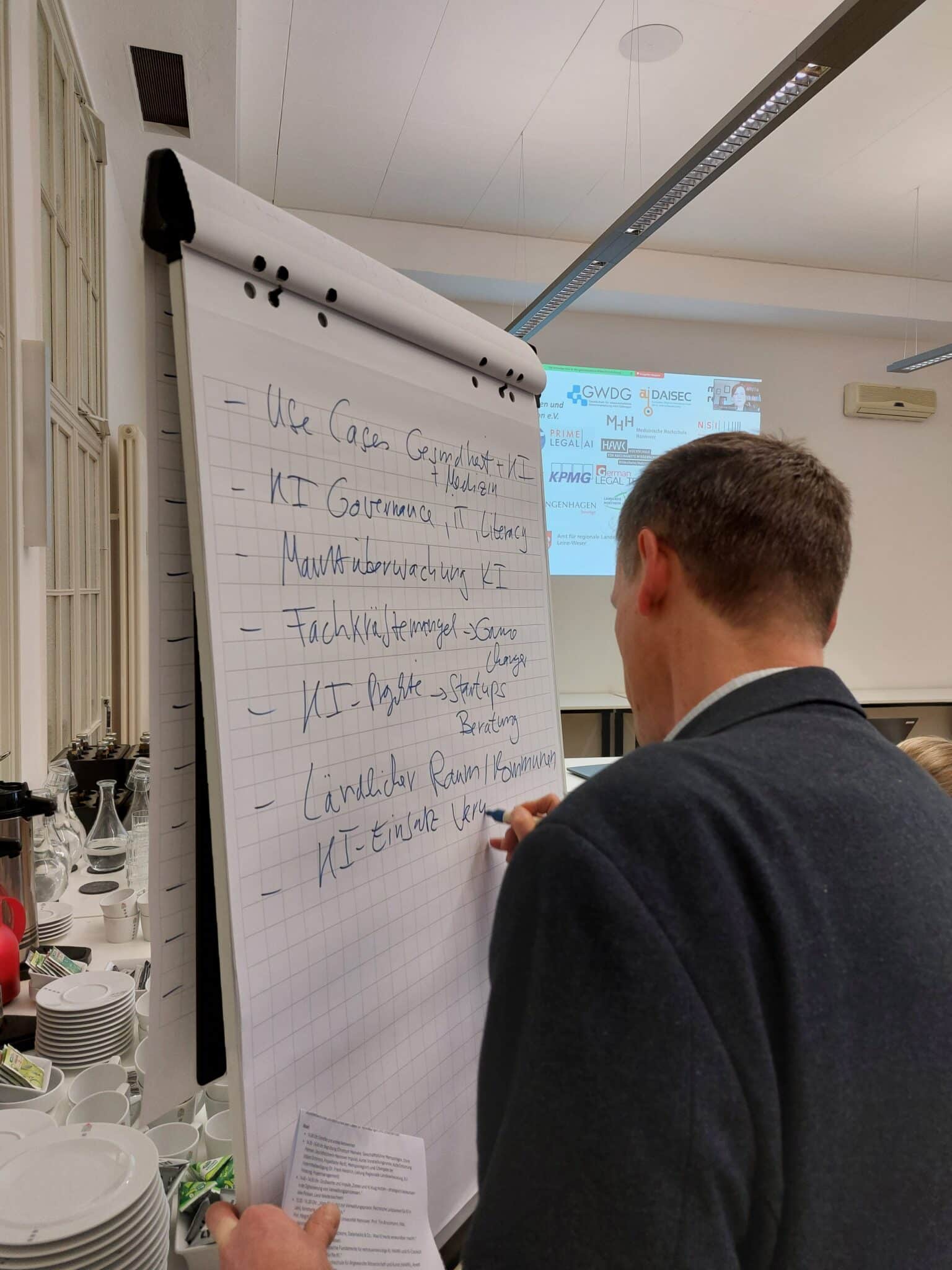 Edzard Schönrock notiert, welche Punkte rund um Re:KI von Bedeutung sind (Foto: Jennifer Bullert)