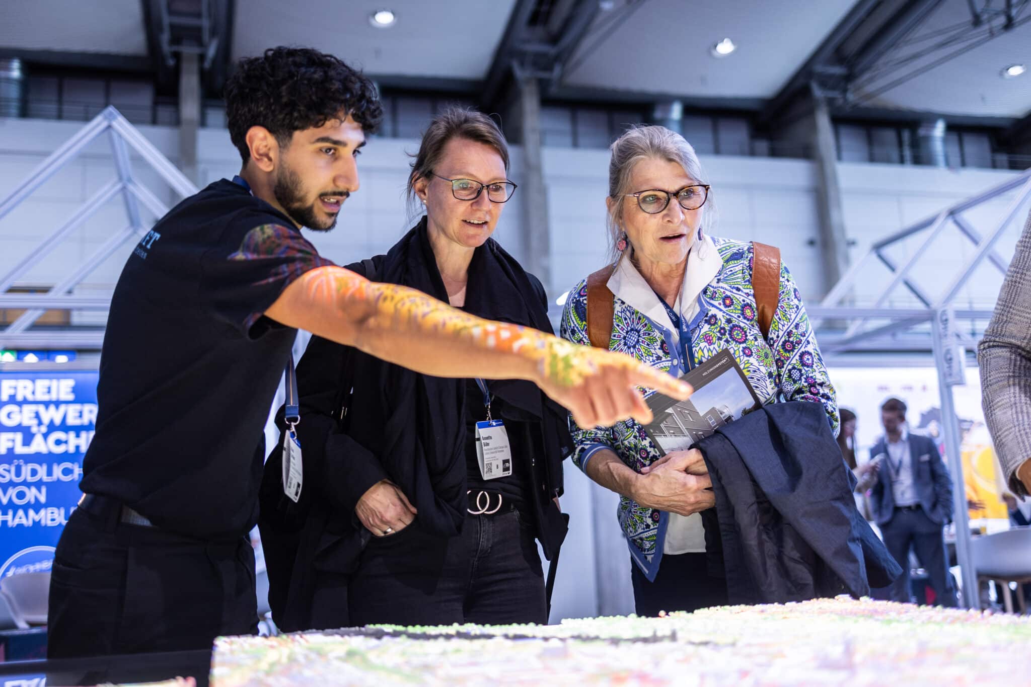 Gespräch über das 3D-Modell der Stadt Hildesheim (Foto: Franz Bischof)