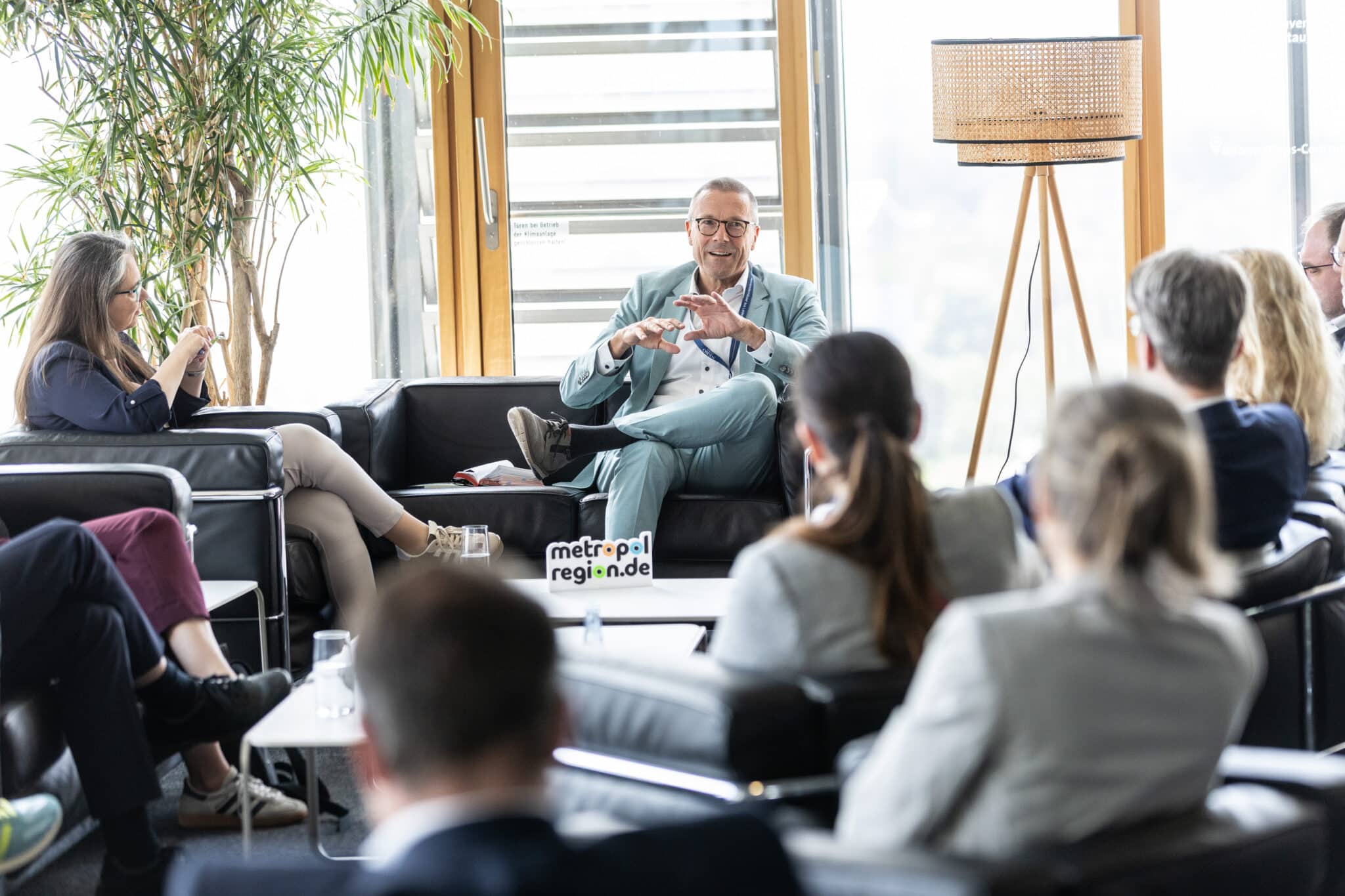 Transformationsforscher und Wuppertaler Oberbürgermeister a.D. Prof. Dr. Uwe Schneidewind diskutierte mit Ramona Schumann, Bürgermeisterin der Stadt Pattensen, sein Buch