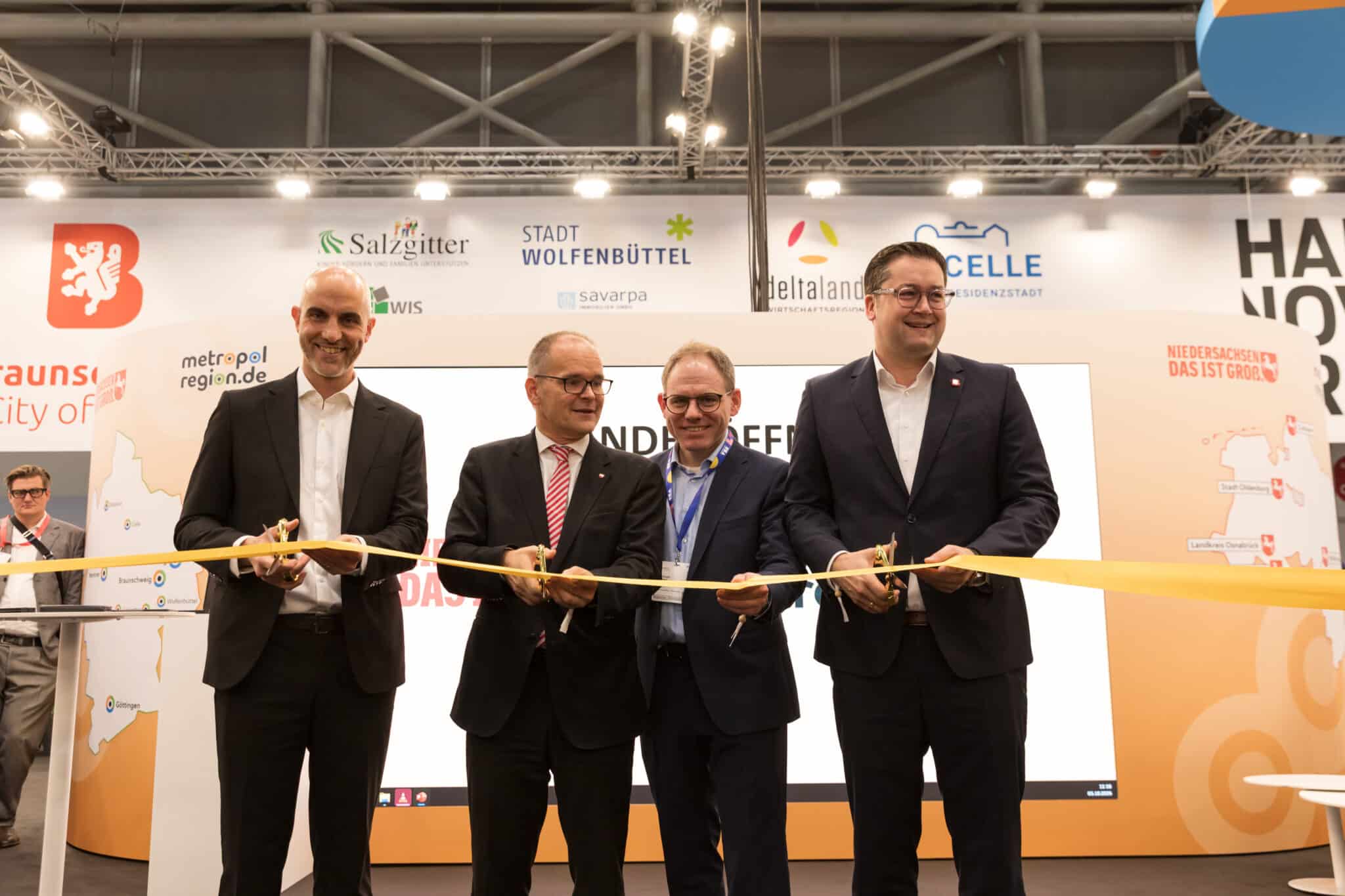 Belit Onay, Grant Hendrik Tonne, Christoph Meineke und Dr. Thorsten Kornblum (v.l.n.r.) bei der Standeröffnung 2026 (Foto: Kalle Singer)