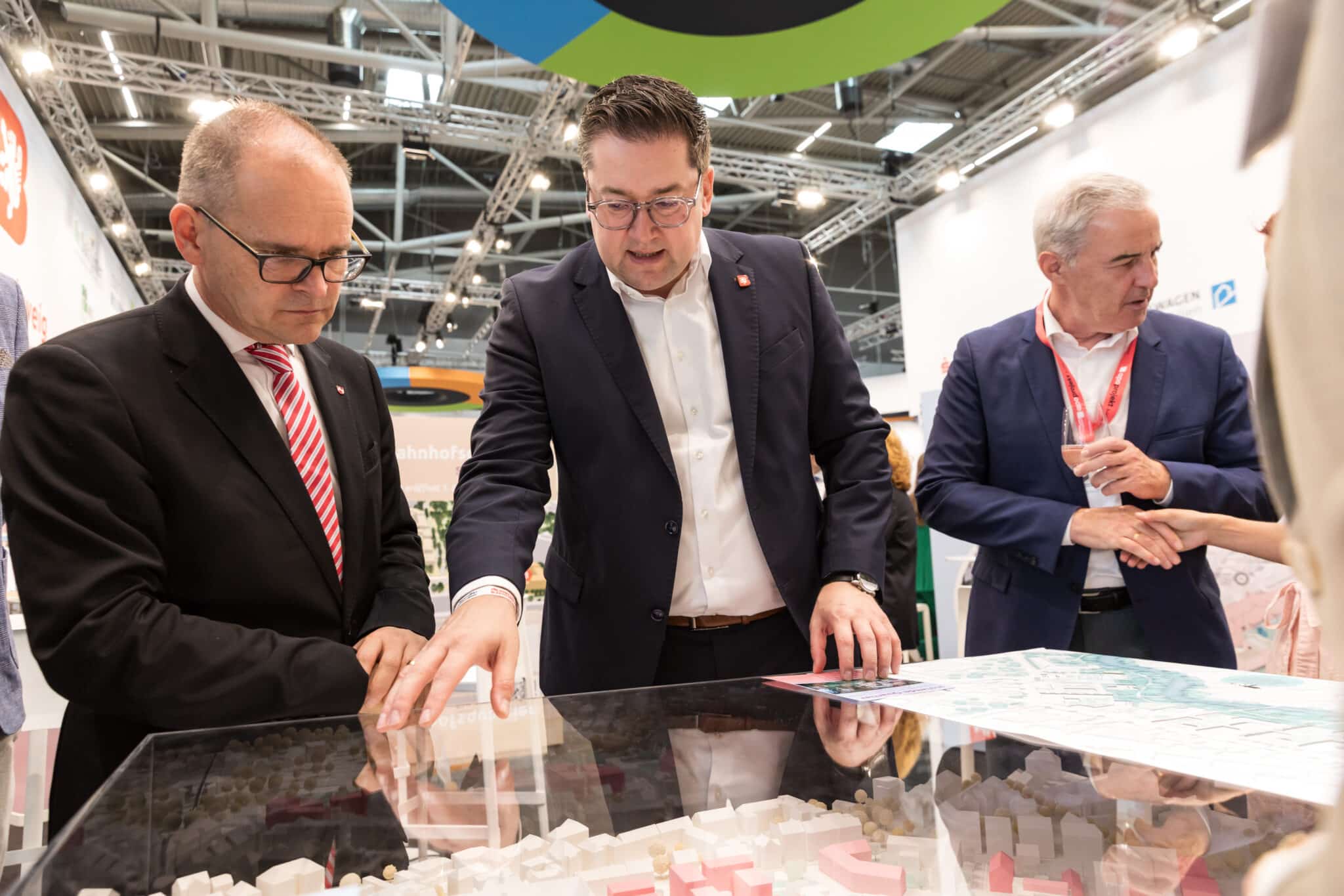 Einen Überblick über Bauvorhaben in Braunschweig gab Oberbürgermeister Dr. Thorsten Kornblum dem niedersächsischen Wirtschaftsminister Grant Hendrik Tonne während eines Standrundgangs. (Foto: Kalle Singer)