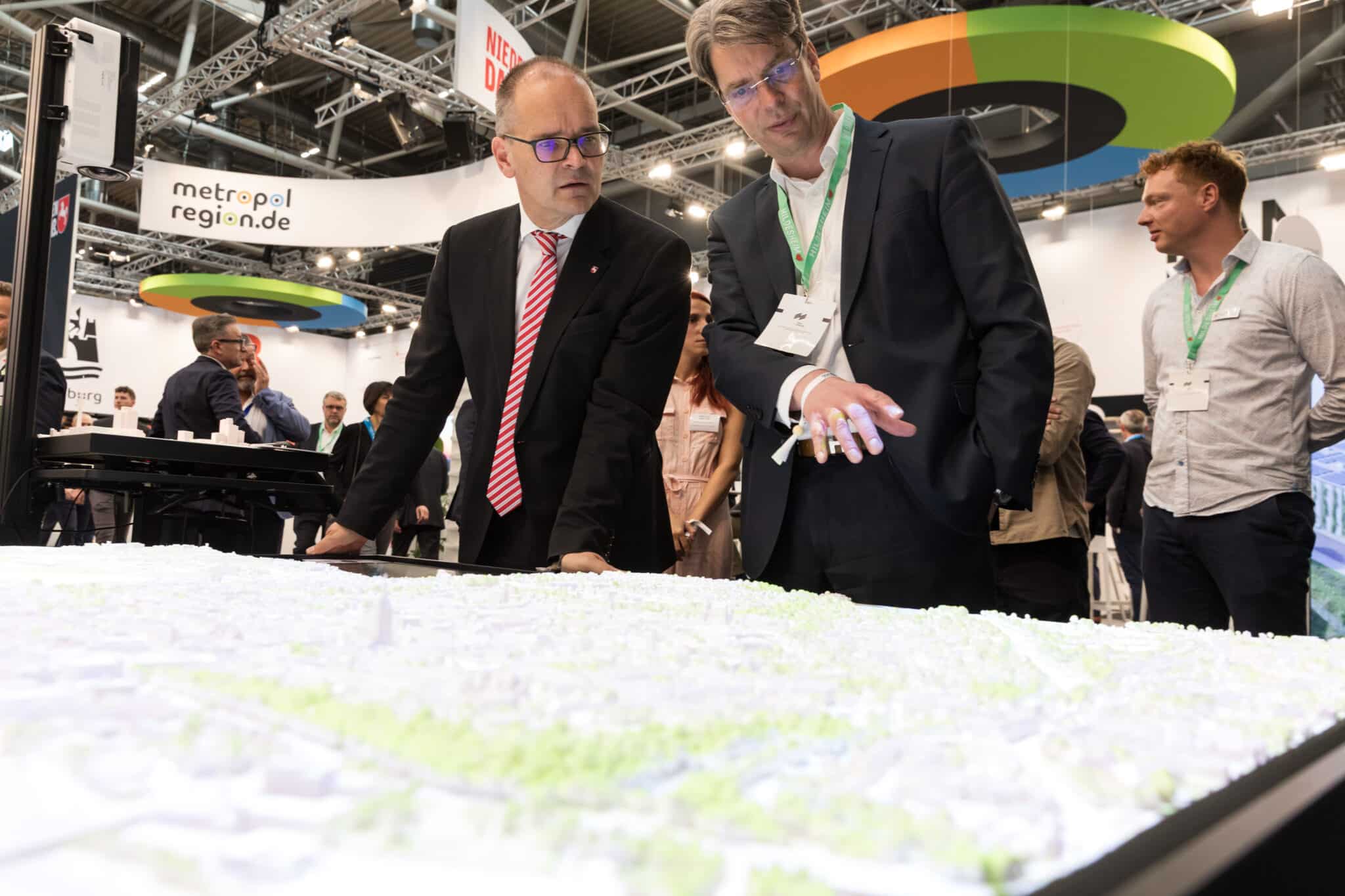 Mit dem 3D-Modell der Stadt Hildesheim demonstrierte Oberbürgermeister Dr. Ingo Meyer Niedersachsens Wirtschaftsminister Grant Hendrik Tonne verschiedene Szenarien - von Verkehrsflüssen bis hin zu Hochwasserrisiken (Foto: Kalle Singer)