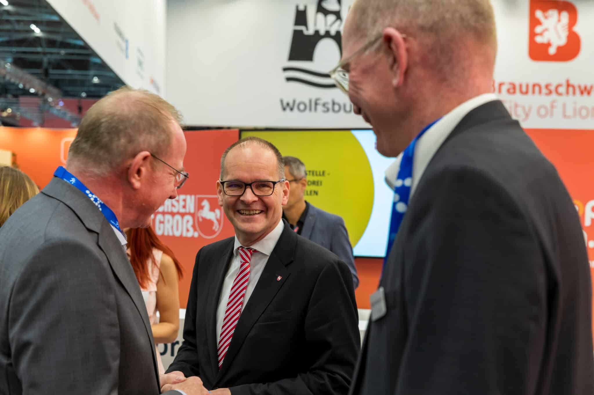 Niedersachsens Wirtschaftsminister Grant Hendrik Tonne informierte sich am Gemeinschaftsstand über Bauprojekte und Entwicklungsflächen in der Metropolregion und ganz Niedersachsen (Foto. Kalle Singer)
