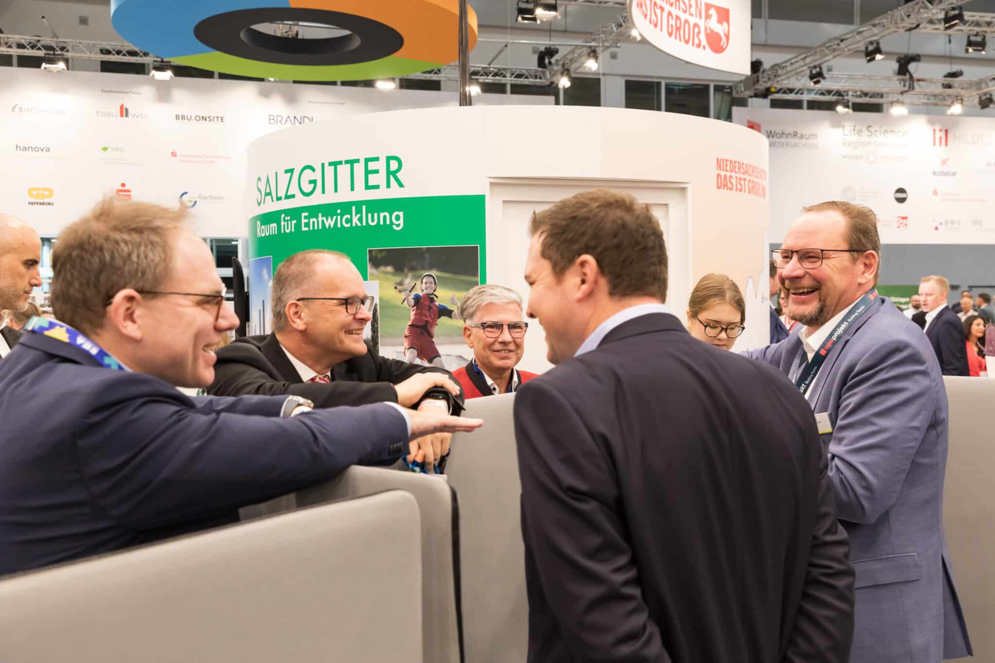 Austausch und gute Gespräche - auf der Expo Real 2026 zeigte sich, dass die Zusammenarbeit auch über kommunale Grenzen hinaus funktioniert (Foto: Kalle Singer)