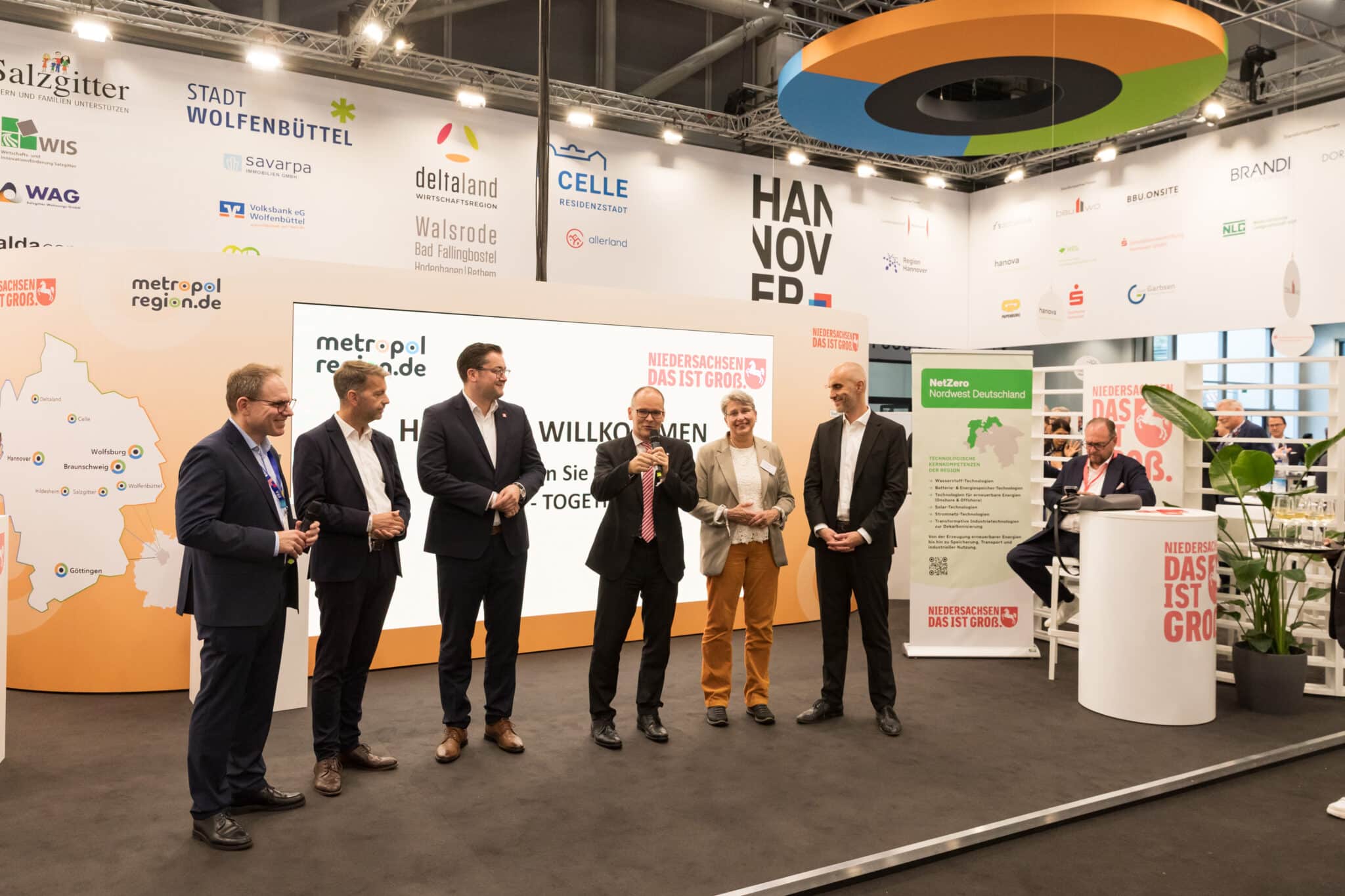 Die Oberbürgermeister der namensgebenden Städte der Metropolregion, Niedersachsens Wirtschaftsminister Grant Hendrik Tonne und Metropolregions-Geschäftsführer Christoph Meineke eröffneten gemeinsam das Get-together am Nachmittag des ersten Messetages (Foto: Kalle Singer)