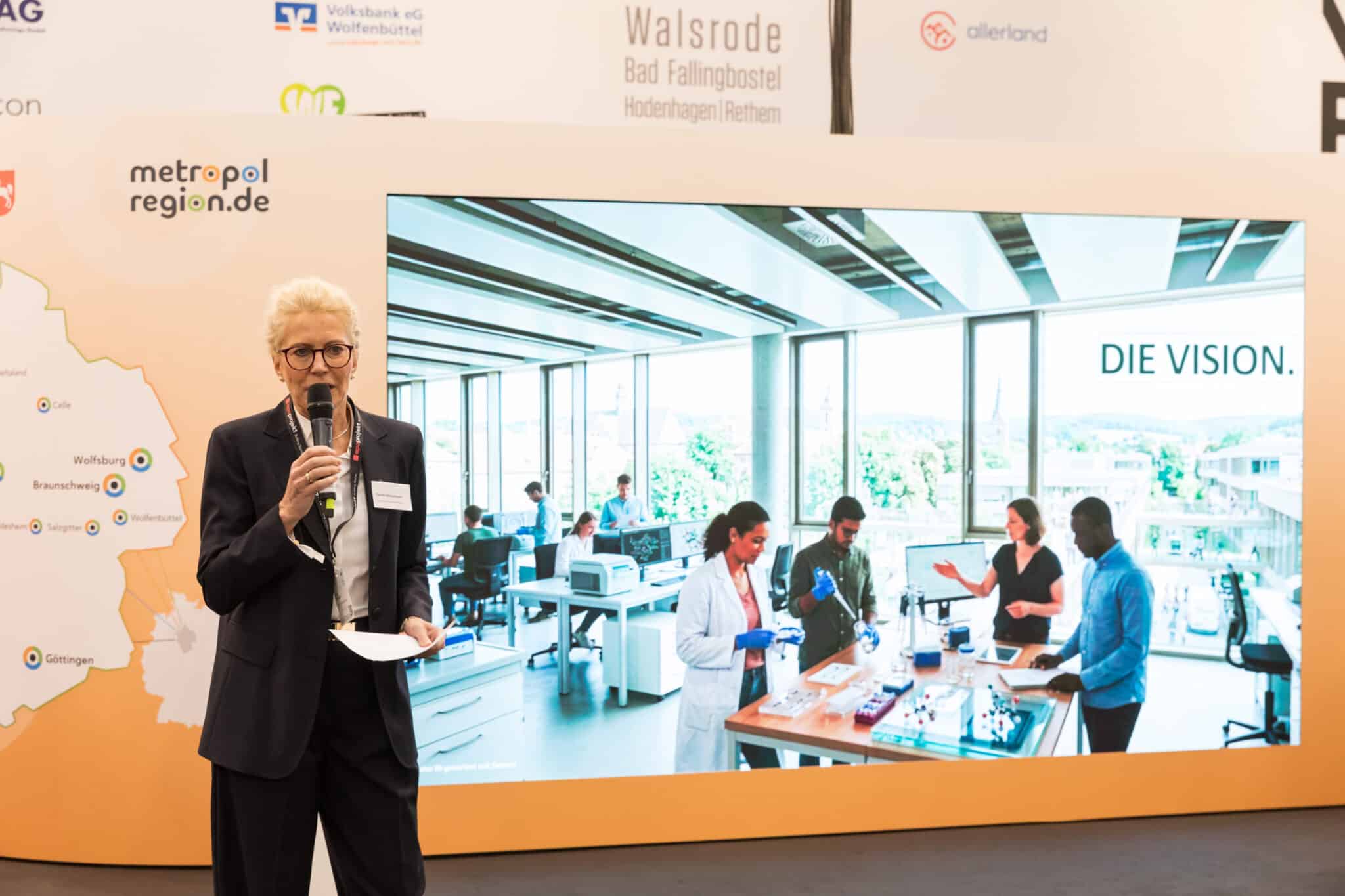Auf der Flexibühne gab es verschiedenste Vorträge - so zum Beispiel auch einen über die Life Science Region Göttingen - den Claudia Weitemeyer, Geschäftsführende Vorstandsvorsitzende der SüdniedersachsenStiftung, moderierte. (Foto: Kalle Singer)