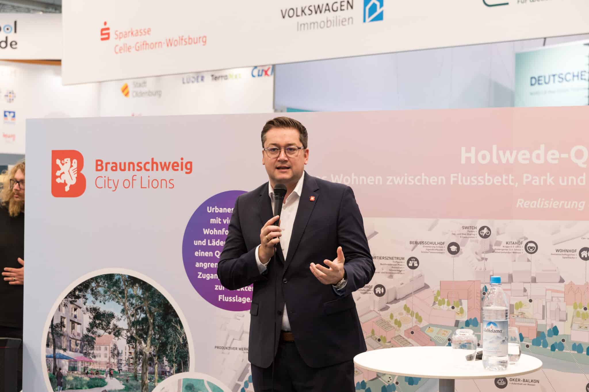 Standempfang der Stadt Braunschweig: Oberbürgermeister Dr. Thorsten Kornblum skizzierte anstehende Bauprojekte (Foto: Kalle Singer)