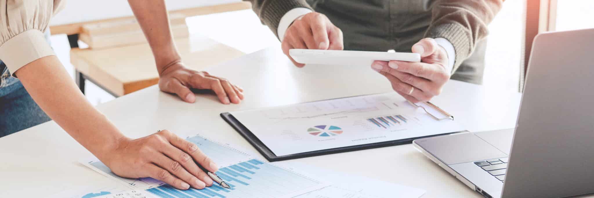 Businessman crew and his young partner colleagues discuss ideas about startup project working business plan at the conference (Foto: AdobeStock_316359216/ Snowing12)