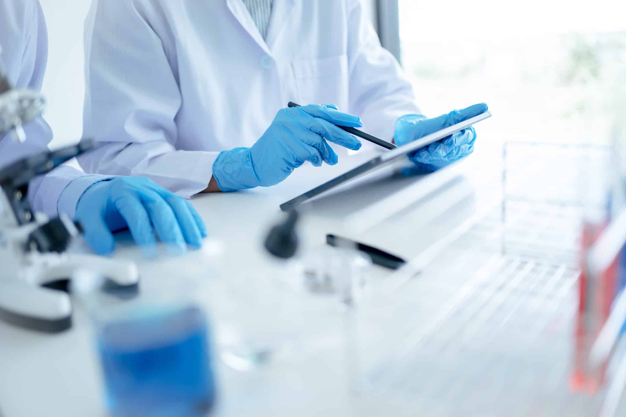 Scientists researching biochemical in a laboratory, Science experiment. (Foto: AdobeStock_392640608/ mojo_cp)